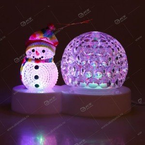 Светодиодная лампа-шар на подставке со снеговиком прозрачный